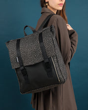 תיק גב למחשב נייד מדגם טוקיו אפור מנומר, עיצוב אורבני אלגנטי, פרקטי לסטודנטים באוניברסיטה ולאנשי עבודה.