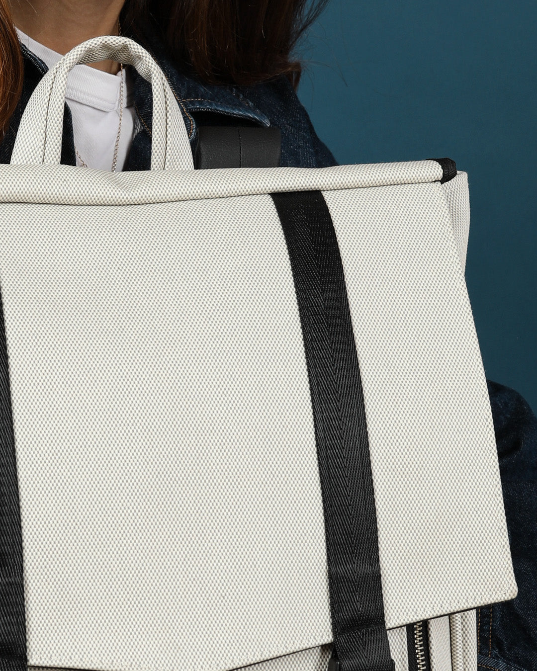 תקריב תיק גב טבעוני עמיד למים בצבע שמנת דגם טוקיו בינגו שמנת, עיצוב נקי לעבודה או ללימודים עם דגש על איכות חומרים וייצור מקומי.