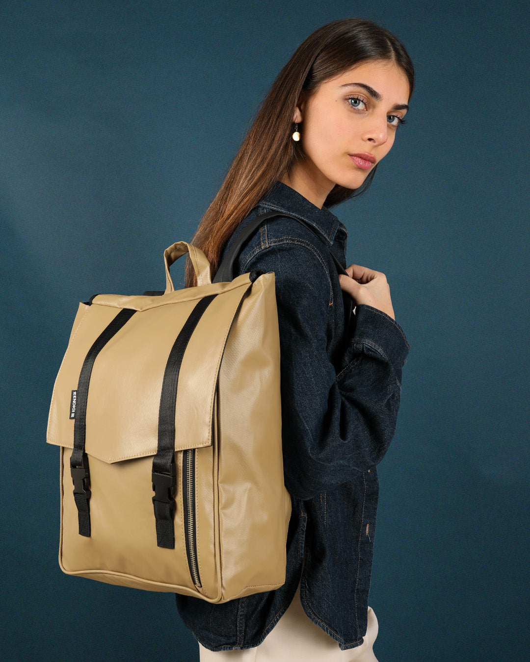 דוגמנית עם תיק גב למחשב טוקיו קפה מבית זנדיגי 