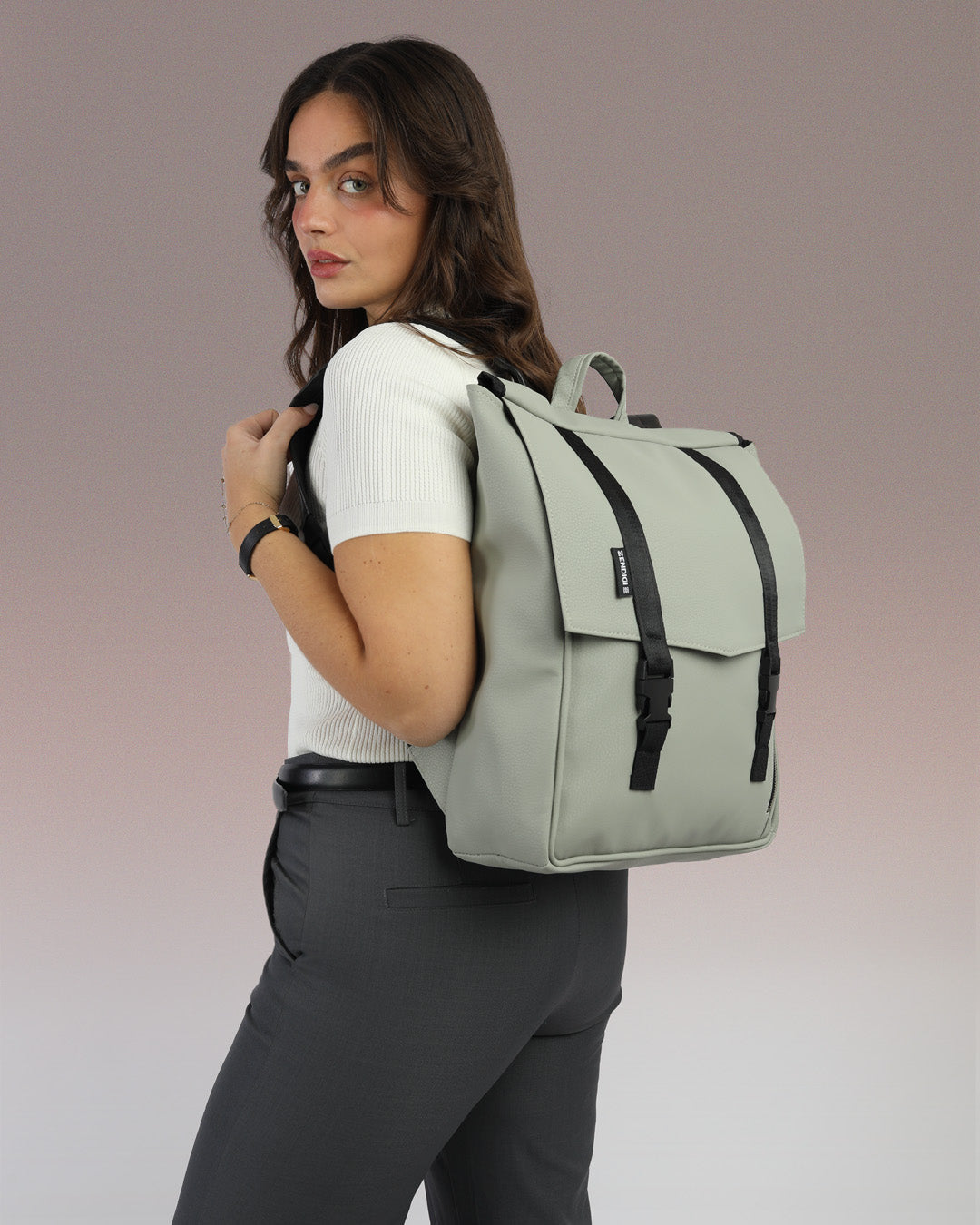 תיק גב טוקיו בצבע מנטה על דוגמנית - תיק למחשב נייד 16 אינץ', תיק גב אופנתי לנשים בגוון ירוק מנטה, מתאים ללפטופ, ללימודים, לעבודה וליומיום