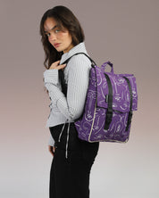 תיק גב טוקיו סגול טרייב על הדוגמנית בזווית צד, תיק גב מעוצב ללימודים עבודה ויום יום, זנדיגי