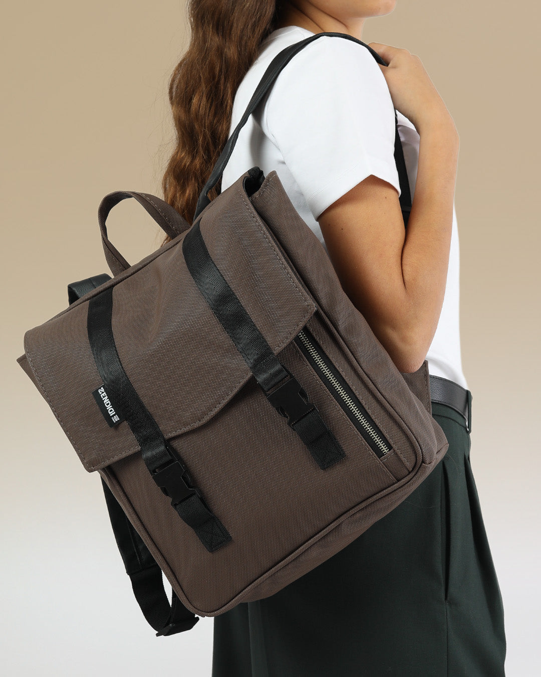 מיני טוקיו חום יהלום, תיק גב למחשב נייד קטן מושלם ליום עבודה ולימודים על דוגמנית.