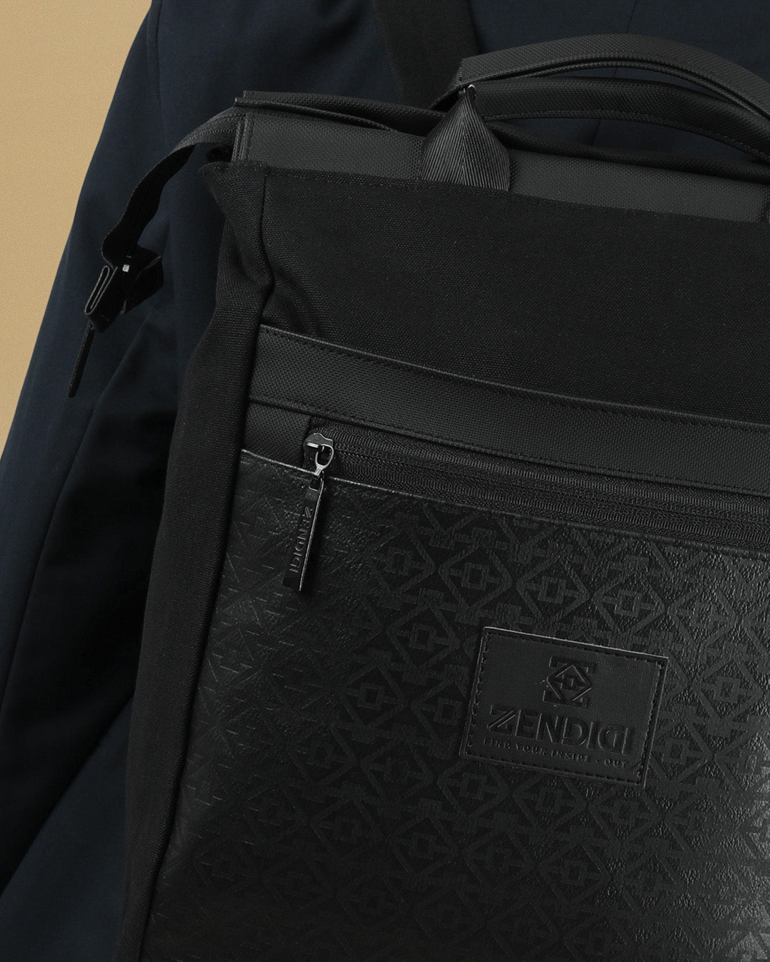 תקריב של תיק גב מילאנו שחור וטוטם, עשוי בד דמוי עור איכותי וחזק בעיצוב טקסטיל מקורי של זנדיגי, עם בד קנבס איטלקי שחור.