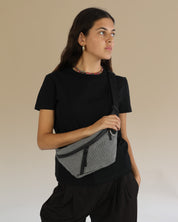 פאוץ׳ רובר טבעוני עשוי בד קנבס איכותי על דוגמנית.