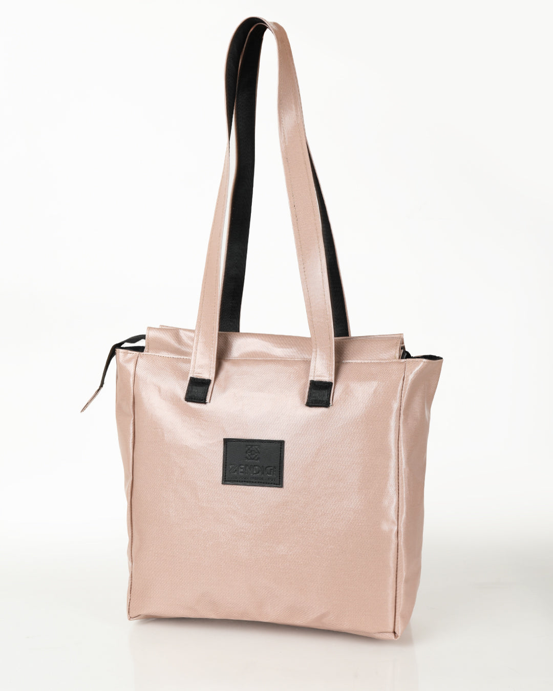 תיק צד לעבודה, נינה ורוד מבריק, תיק צד לנשים, מושלם ליום קצר מחוץ לבית. מצולם על רקע לבן.