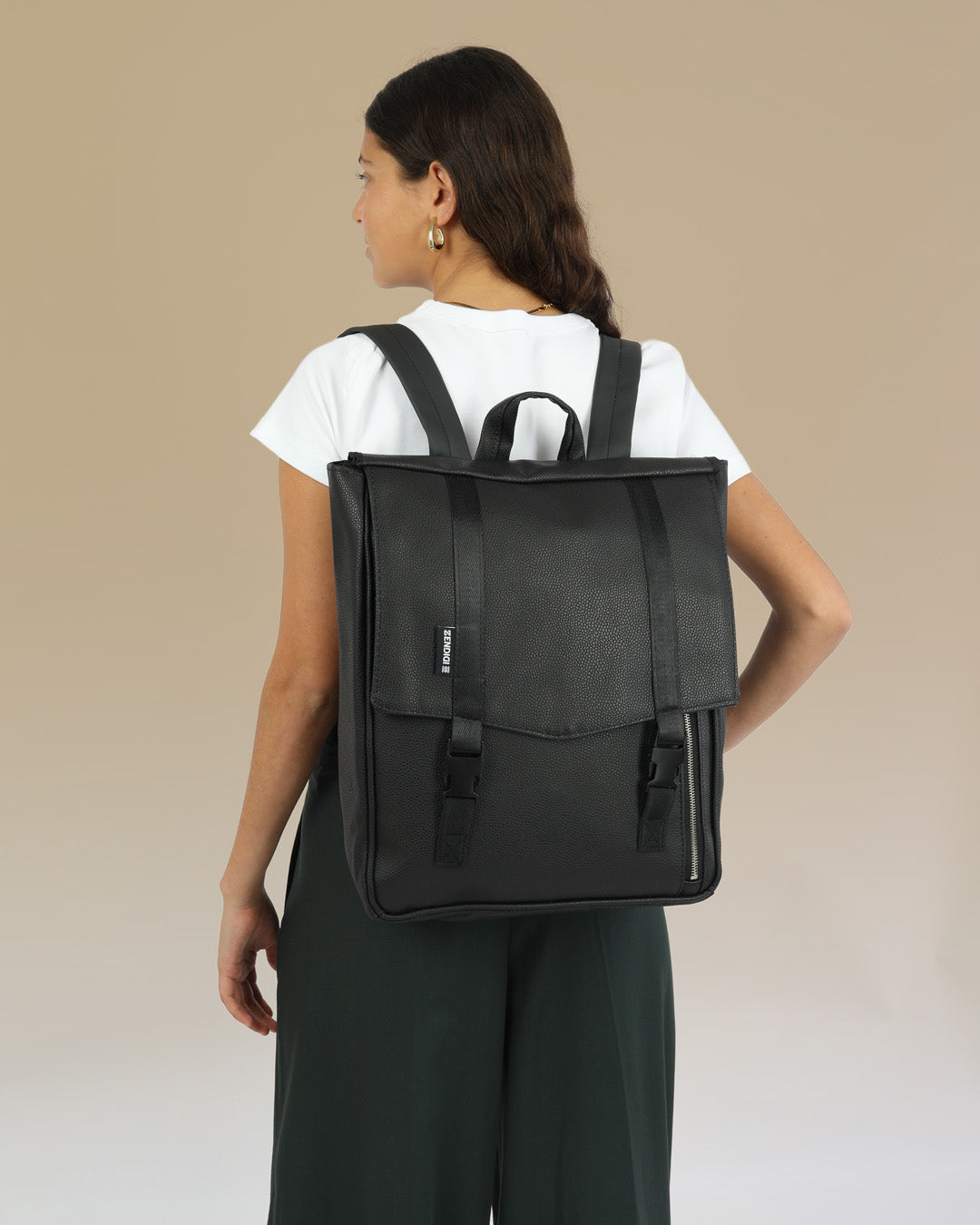 תיק גב טוקיו שחור כדורסל על גב של דוגמנית, תיק טבעוני עם עיצוב פרקטי ומוקפד, מתאים לגבר ולאישה.