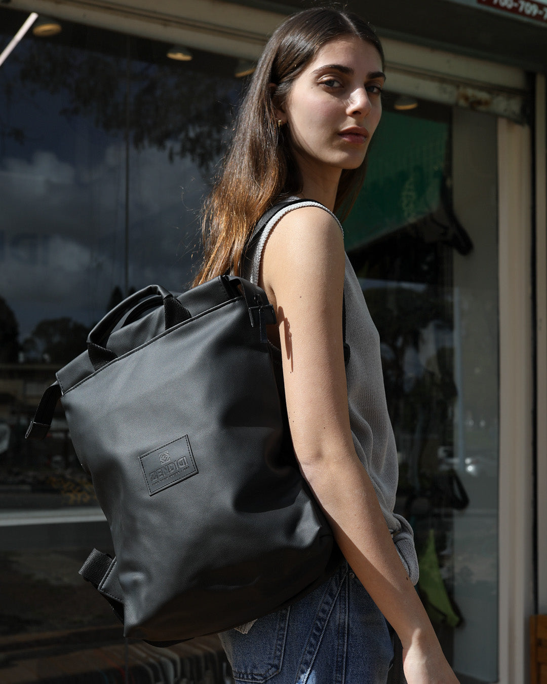 ברלין שחור קלאסי - תיק גב יומיומי קליל ואיכותי מבית זנדיגי על כתף של דוגמנית