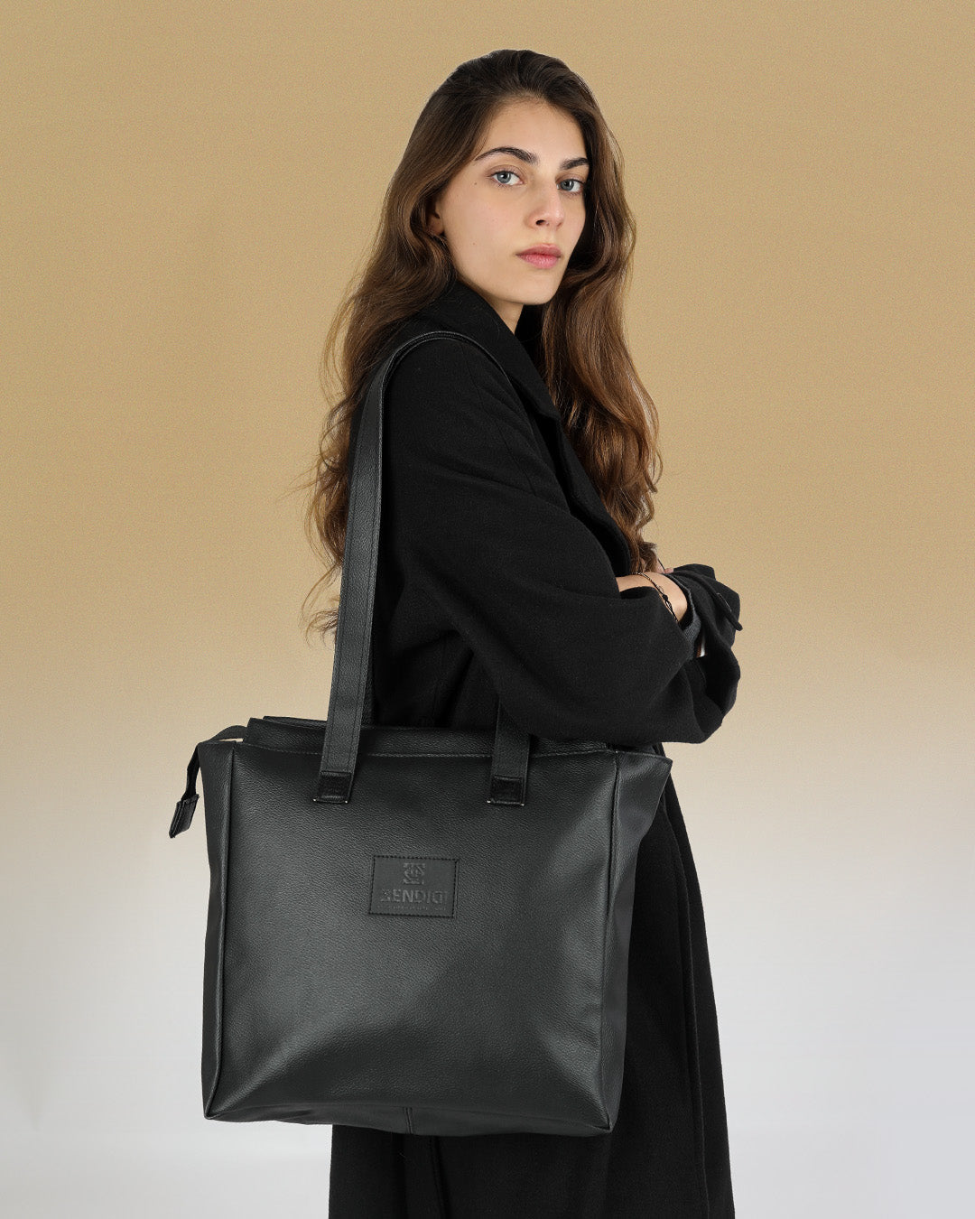 תיק צד לנשים נינה שחור, תיק צד טבעוני איכותי מיוצר בארץ, תיק צד של זנדיגי על דוגמנית.