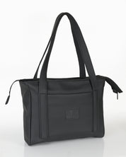 מיני פלא שחור קלאסי, תיק צד למחשב נייד עד 14״ מושלם ללימודים ולעבודה, מצולם על רקע סטודיו לבן.