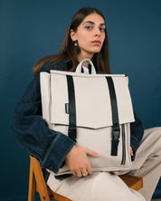 תיק גב טוקיו בינגו שמנת על גב של דוגמנית, תיק טבעוני עם עיצוב פרקטי ומוקפד, מתאים לגבר ולאישה.