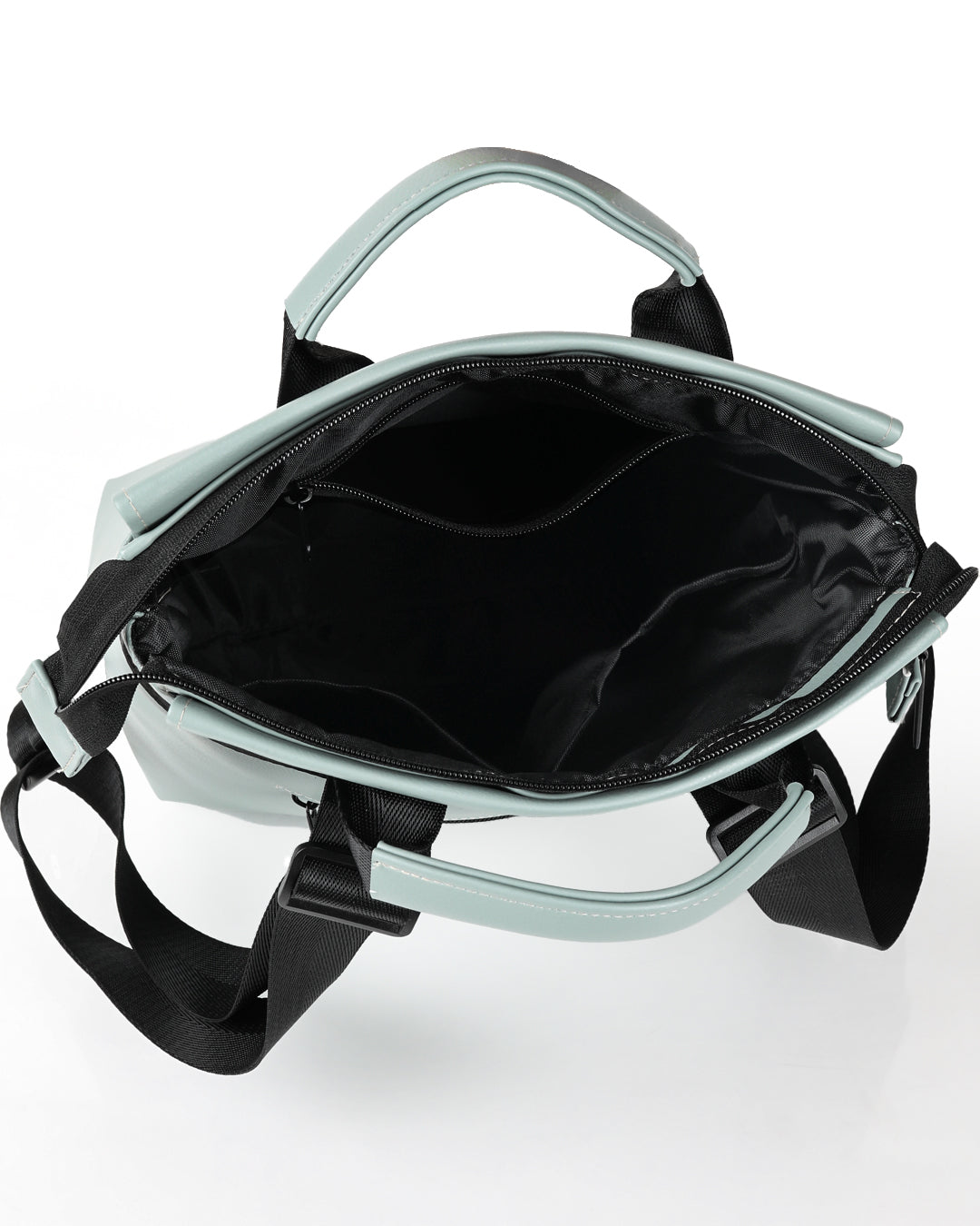 פנים תיק גב ברלין , תא מרכזי מרווח עם חלוקה פנימית הכוללת תא רוכסן קטן ושני תאים פתוחים.