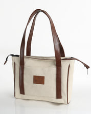 תיק צד מיני פלא בז׳ קנבס וחום כהה  - תיק אופנתי ליום יום, עבודה ולימודים. מתאים למחשב נייד עד 14 אינץ', שילוב מושלם של סטייל ופרקטיות.