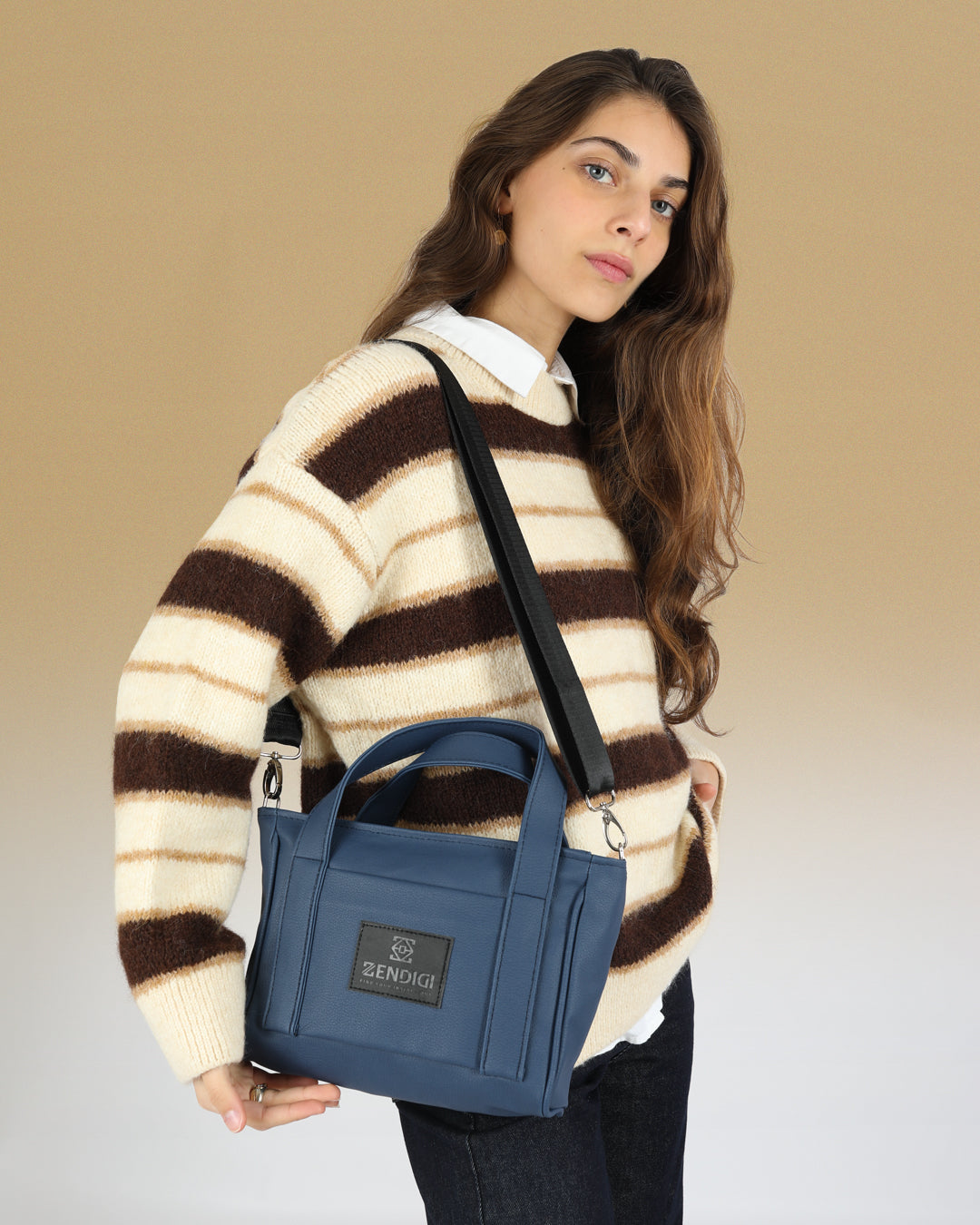 תיק קרוס קטן לנשים ולגברים, מיקרו פלא כחול נייבי מבית זנדיגי, גיזרה מלכותית עם רצועה מתכווננת ועיצוב מינימליסטי תיק צד טבעוני