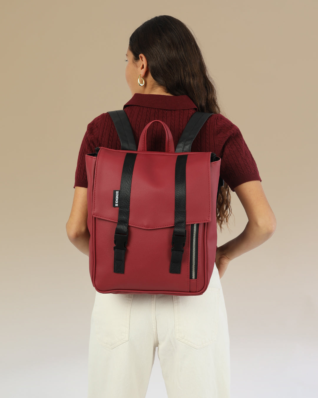 מיני טוקיו צ׳רי, תיק גב למחשב נייד קטן מושלם ליום עבודה ולימודים על דוגמנית.