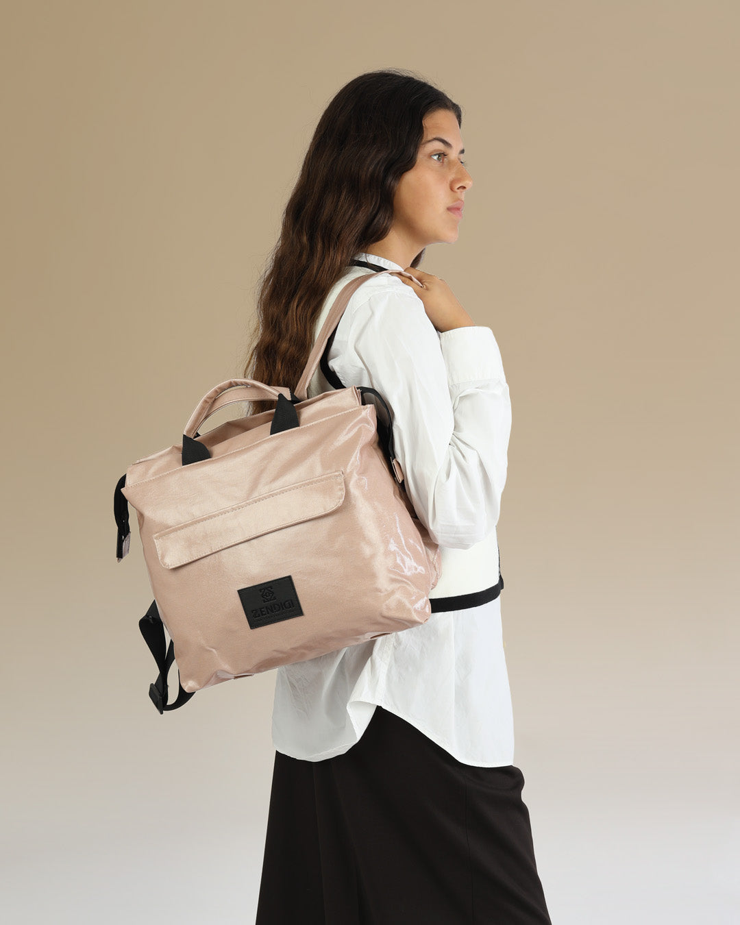 תיק גב מדריד ורוד מבריק עם כיסוי מחשב מובנה, על דוגמנית, תיק הגב הנמכר ביותר לעבודה וללימודים