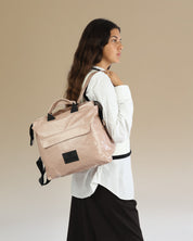 תיק גב מדריד ורוד מבריק עם כיסוי מחשב מובנה, על דוגמנית, תיק הגב הנמכר ביותר לעבודה וללימודים