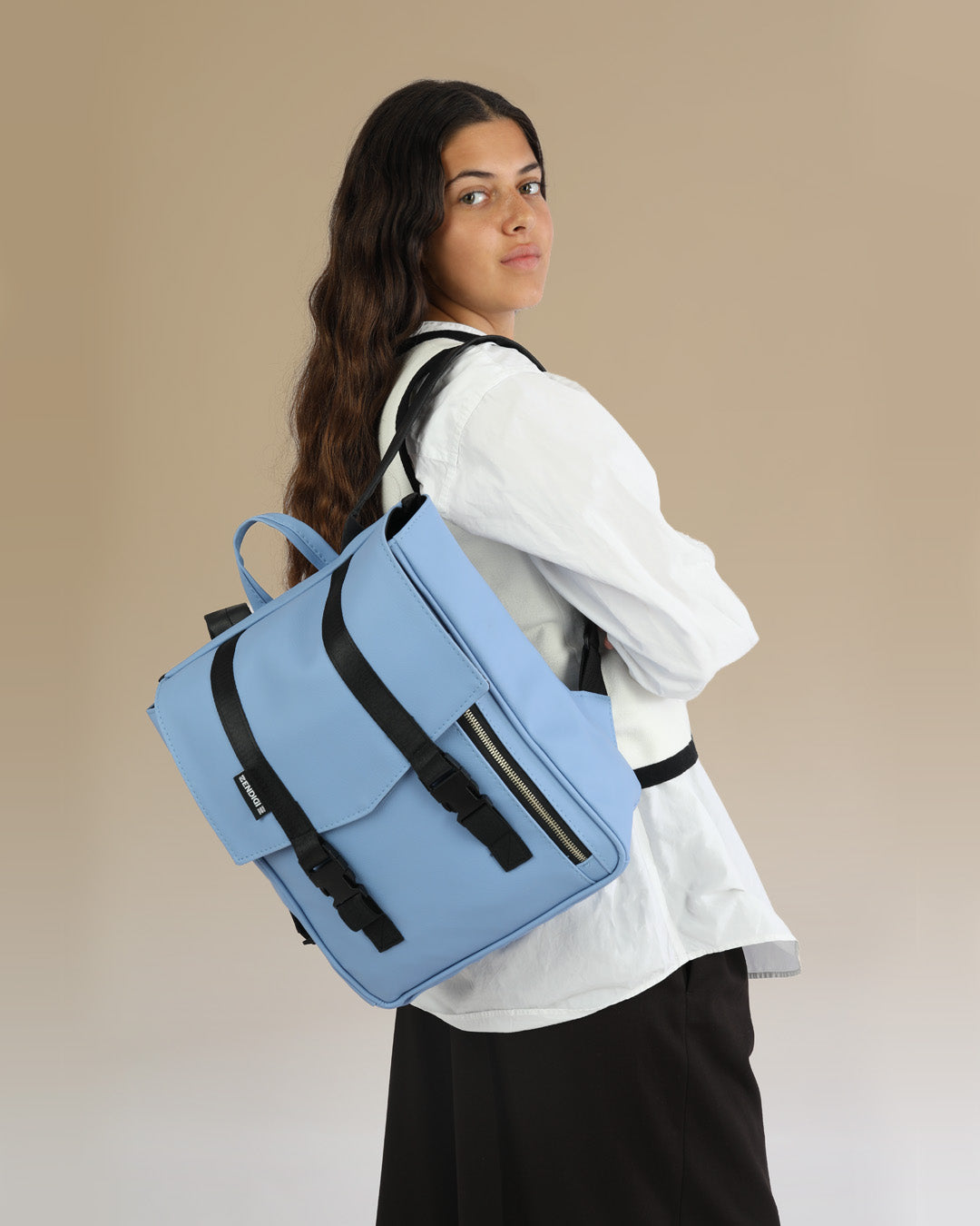 תיק גב למחשב נייד קטן מיני טוקיו אוקיינוס תיק גב בייסיק מעולה מוצג על דוגמנית