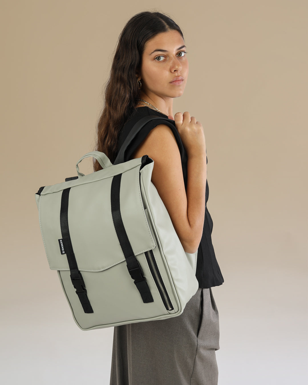 תיק גב ללפטופ טוקיו מיסט, תיק טבעוני לסטודנטים ולהייטקיסטים על דוגמנית.