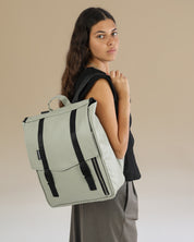 תיק גב ללפטופ טוקיו מיסט, תיק טבעוני לסטודנטים ולהייטקיסטים על דוגמנית.