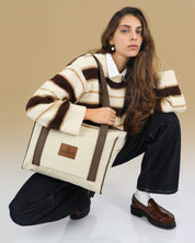 תיק צד מיני פלא חום ובז׳ קנבס, תיק צד למחשב נייד, למשרד וללימודים על דוגמנית.