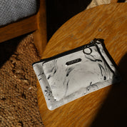 ארנק טבעוני רובי בצבע פנינה מרבל עם מקום לכרטיסי אשראי וכסף מזומן ארנק שני תאים