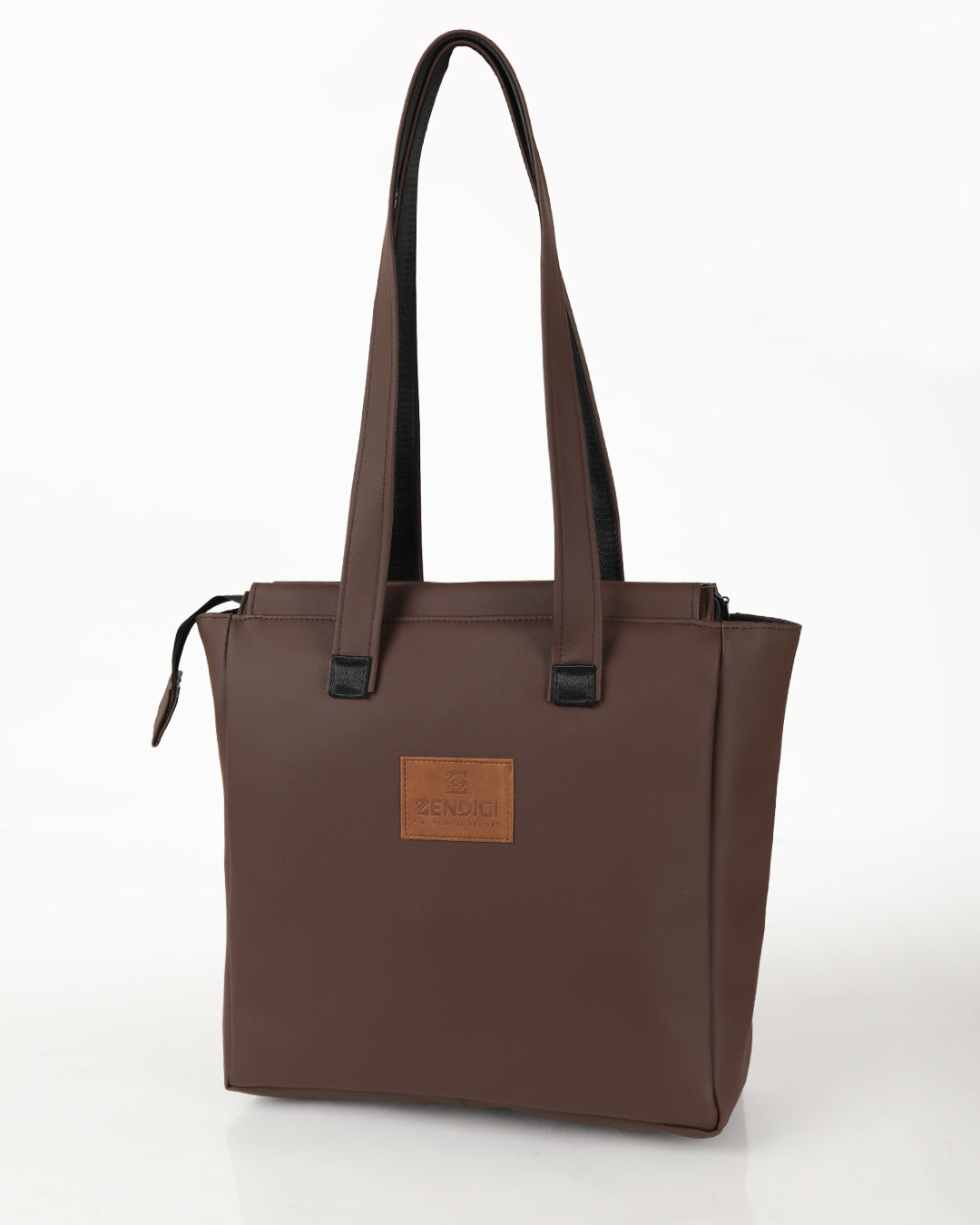 תיק צד לעבודה, נינה חום קלאסי, תיק צד לנשים, מושלם ליום קצר מחוץ לבית. מצולם על רקע לבן.