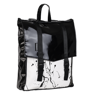 Zendigi. Unisex hand made urban Tokyo backpack - urban design 100% vegan. A girl wearing Tokyo backpack in Tel Aviv תיק גב טבעוני, תיק מחשב נייד, תיק לימודים, תיק אוניברסיטה, תיק תל אביב, תיק יוניסקס, עבודת יד, זנדיגי, תיק גב מעוצב לנשים, תקים מיוחדים תיקים טבעוניים, תיק לפטופ, תיק 15.6 אינץ', תיק 16 אינץ'